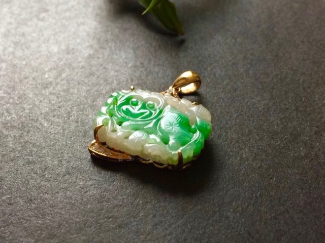 古玩玉器清代白底綠天然翡翠雕獅子佩拍賣,當前價格35000元