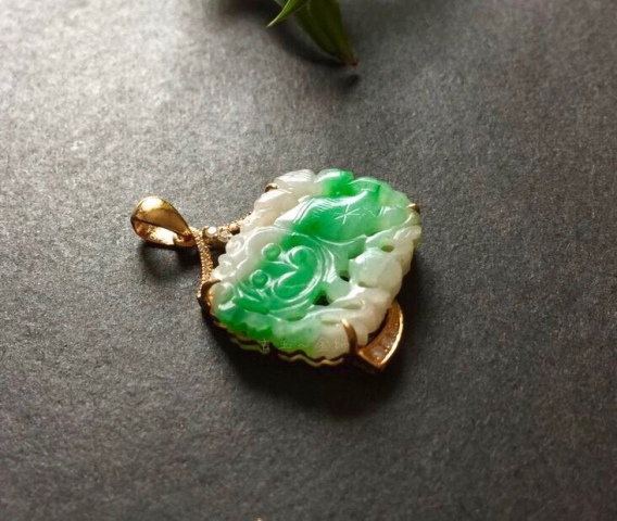 古玩玉器清代白底綠天然翡翠雕獅子佩拍賣,當前價格35000元