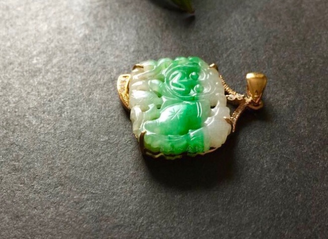 古玩玉器清代白底綠天然翡翠雕獅子佩拍賣,當前價格35000元