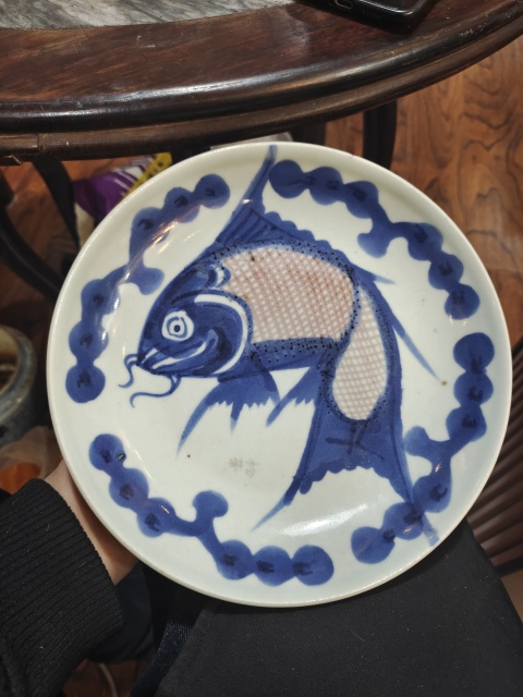古玩陶瓷清中期青花釉里紅魚盤拍賣,當前價格800元