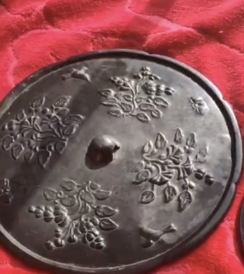 古玩銅器唐代·飛鳥花卉紋鏡拍賣，當(dāng)前價格46000元