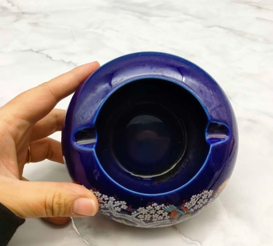古玩陶瓷花卉紋煙灰缸拍賣(mài),當(dāng)前價(jià)格260元