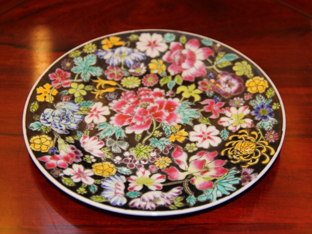 古玩陶瓷創匯?墨地粉彩百花紋盤（全品）拍賣，當前價格200元