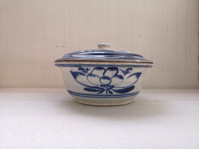 古玩陶瓷清代花卉紋青花蓋盆拍賣，當前價格1600元