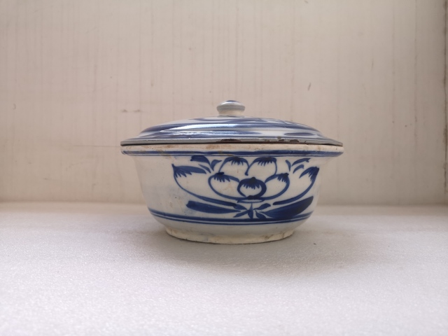 古玩陶瓷清代花卉紋青花蓋盆拍賣，當前價格1600元