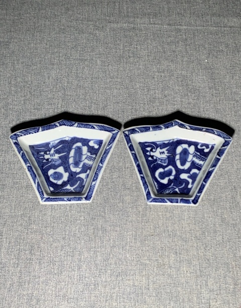 古玩陶瓷清中期青花云龍三現(xiàn)紋攢盤拍賣,當前價格2200元