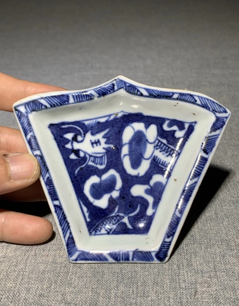 古玩陶瓷清中期青花云龍三現(xiàn)紋攢盤拍賣,當前價格2200元
