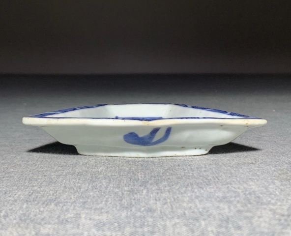 古玩陶瓷清中期青花云龍三現(xiàn)紋攢盤拍賣,當前價格2200元