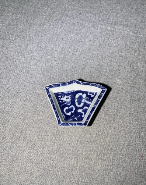 古玩陶瓷清中期青花云龍三現(xiàn)紋攢盤拍賣,當前價格2200元
