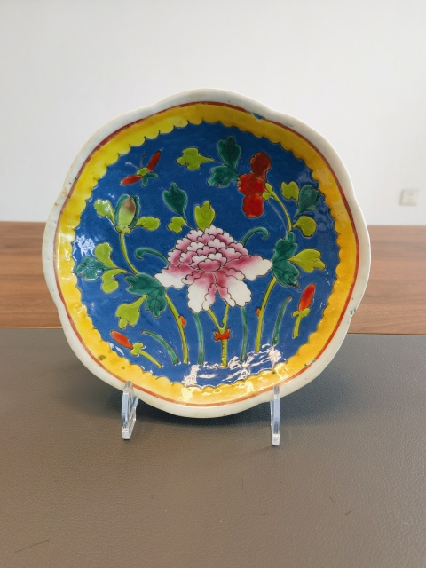 古玩陶瓷藍地粉彩花卉紋葵口盤拍賣,當前價格550元