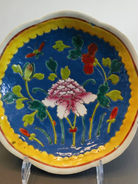 古玩陶瓷藍地粉彩花卉紋葵口盤拍賣,當前價格550元