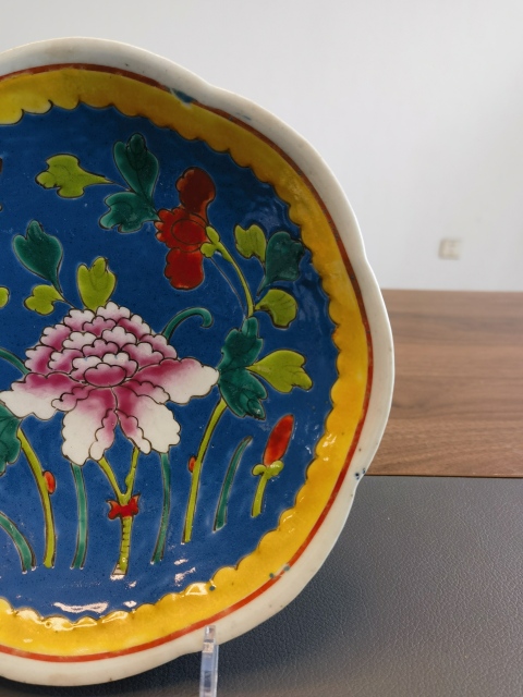 古玩陶瓷藍地粉彩花卉紋葵口盤拍賣,當前價格550元