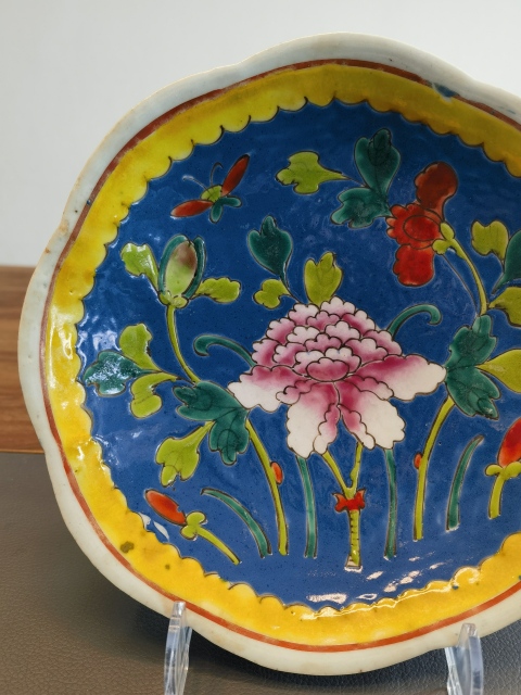 古玩陶瓷藍地粉彩花卉紋葵口盤拍賣,當前價格550元