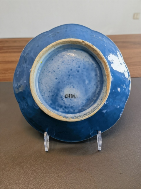 古玩陶瓷藍地粉彩花卉紋葵口盤拍賣,當前價格550元
