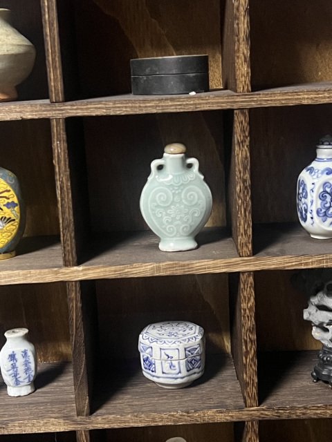 古玩陶瓷清代中期青釉印花鼻煙壺拍賣，當前價格4600元