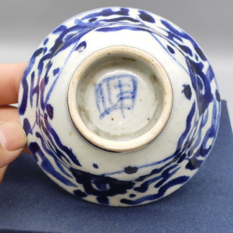 古玩陶瓷清中晚,己保真青花淡描花卉斗笠碗399拍賣,當前價格399元