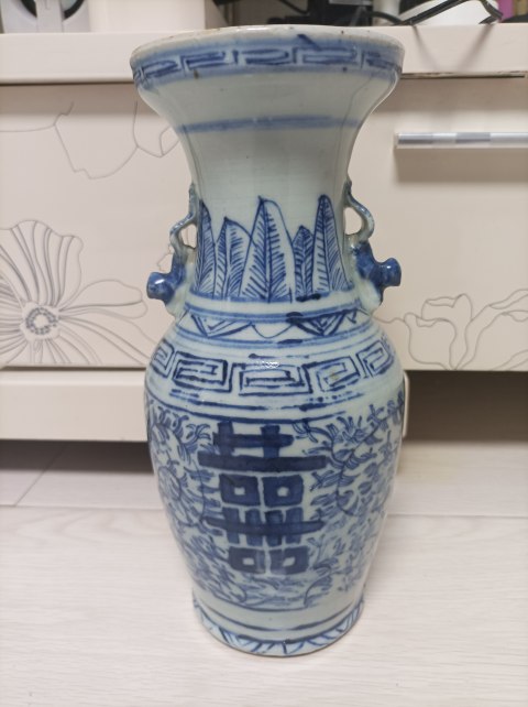 中国　青花　喜字文雙耳瓶　高さ約42.5㎝　V　R7762B 中国 青花 花唐草山水文 双耳瓶 在銘 時代箱 V R8594