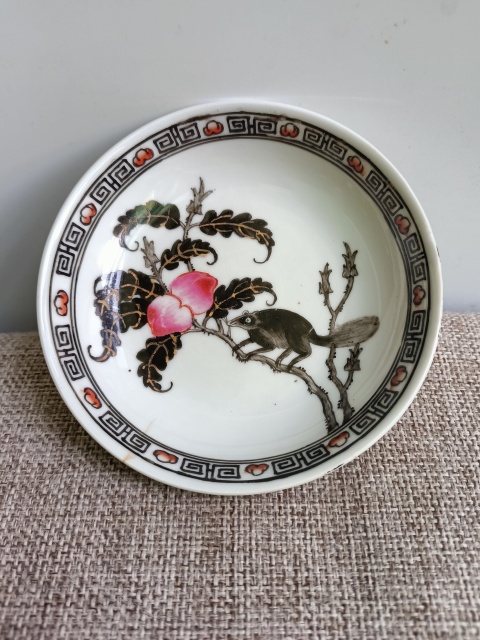 古玩陶瓷礬紅墨彩描金松鼠吃桃紋盤拍賣,當(dāng)前價(jià)格380元