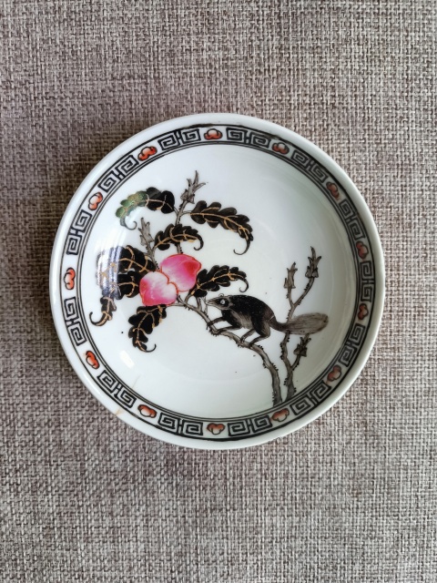 古玩陶瓷礬紅墨彩描金松鼠吃桃紋盤拍賣,當(dāng)前價(jià)格380元