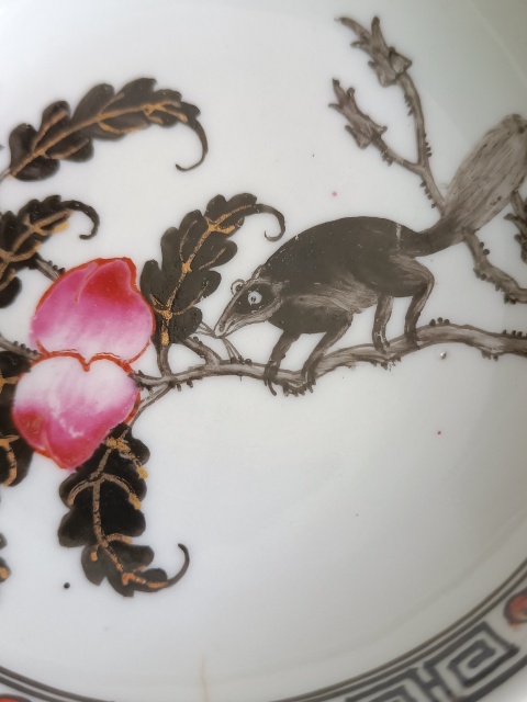 古玩陶瓷礬紅墨彩描金松鼠吃桃紋盤拍賣,當(dāng)前價(jià)格380元