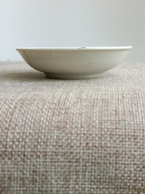 古玩陶瓷礬紅墨彩描金松鼠吃桃紋盤拍賣,當(dāng)前價(jià)格380元