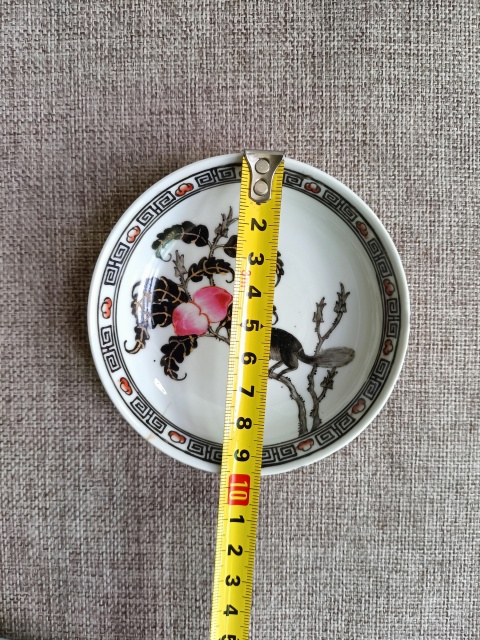 古玩陶瓷礬紅墨彩描金松鼠吃桃紋盤拍賣,當(dāng)前價(jià)格380元