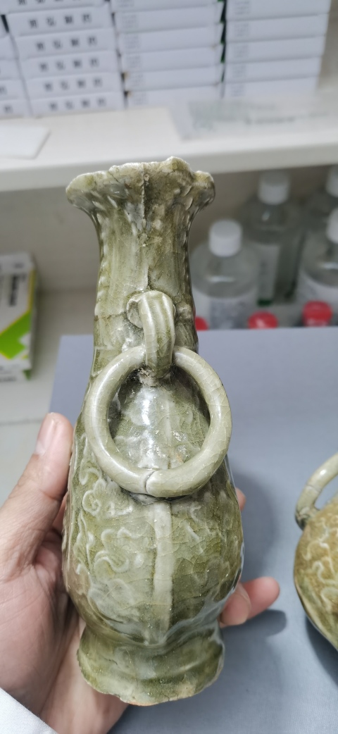 古玩陶瓷龍泉青釉模印雙耳瓶拍賣，當前價格12888元