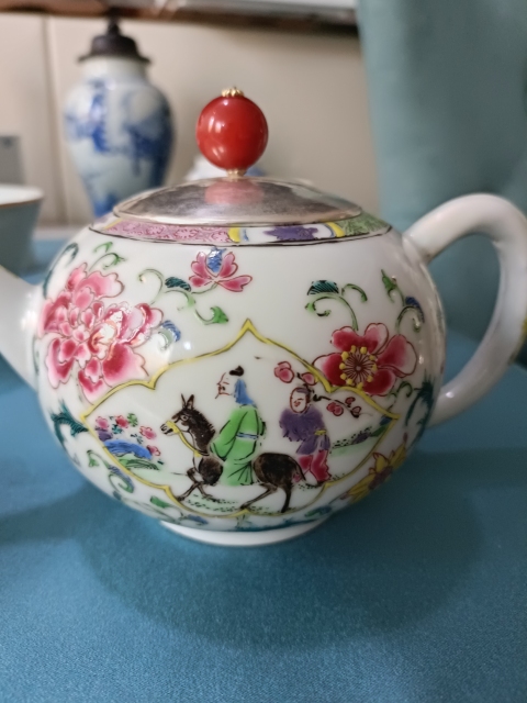 古玩陶瓷雍正粉彩踏雪尋梅壺拍賣,當(dāng)前價(jià)格13888元