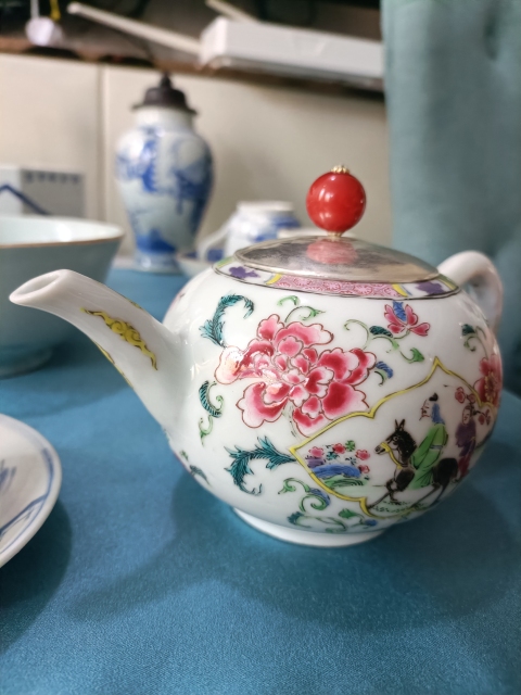 古玩陶瓷雍正粉彩踏雪尋梅壺拍賣,當(dāng)前價(jià)格13888元