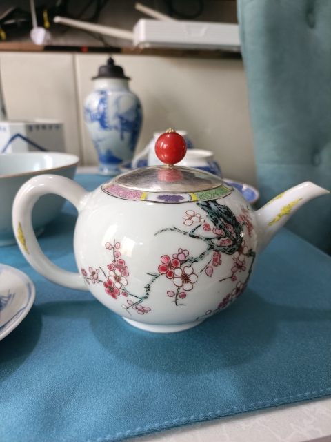 古玩陶瓷雍正粉彩踏雪尋梅壺拍賣,當(dāng)前價(jià)格13888元