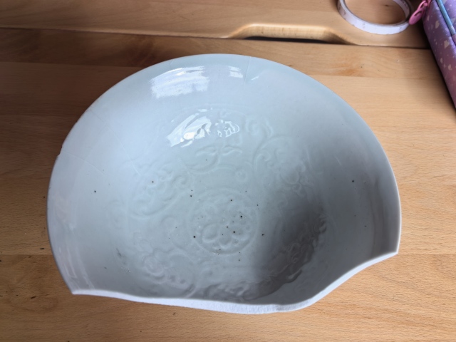 古玩陶瓷元代?樞府釉暗刻花卉紋碗拍賣,當前價格3500元