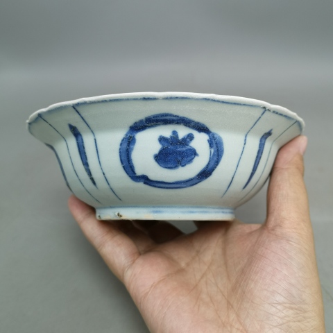 古玩陶瓷明萬歷?海怪花卉紋克拉克青花碗拍賣,當前價格4888元