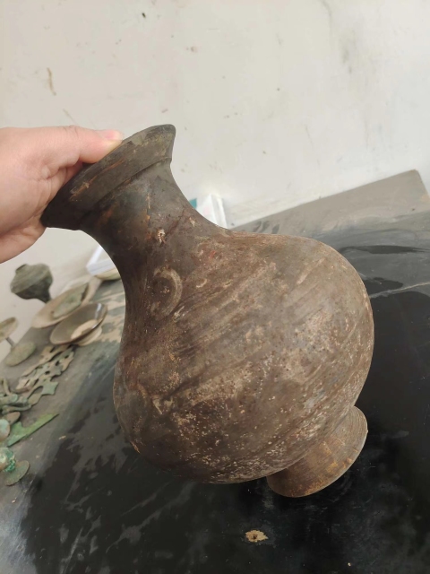 古玩陶瓷館藏級漢代黑陶彩繪漢壺拍賣,當前價格600元