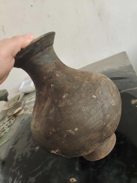 古玩陶瓷館藏級漢代黑陶彩繪漢壺拍賣,當前價格600元