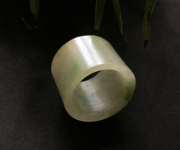 古玩玉器清代天然翡翠雕“素紋扳指”拍賣，當(dāng)前價(jià)格8500元