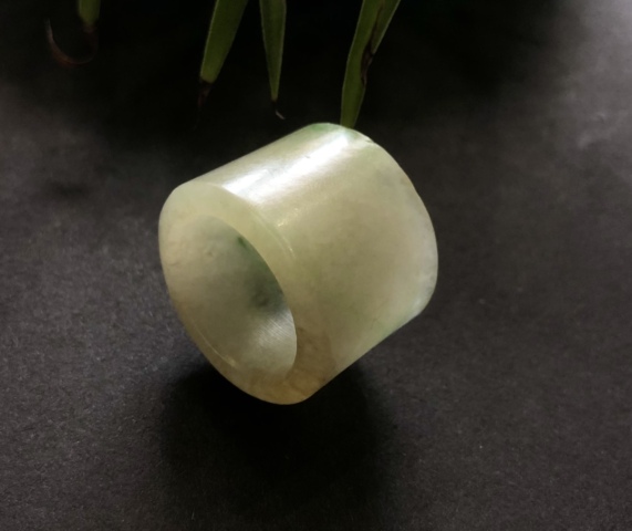 古玩玉器清代天然翡翠雕“素紋扳指”拍賣，當(dāng)前價(jià)格8500元