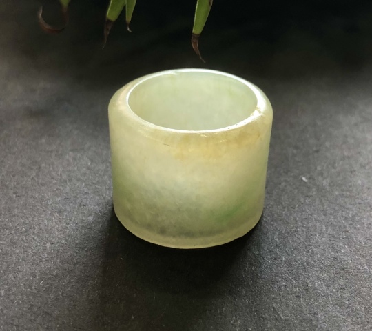 古玩玉器清代天然翡翠雕“素紋扳指”拍賣，當(dāng)前價(jià)格8500元