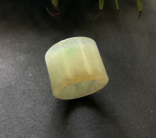 古玩玉器清代天然翡翠雕“素紋扳指”拍賣，當(dāng)前價(jià)格8500元