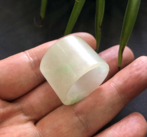古玩玉器清代天然翡翠雕“素紋扳指”拍賣，當(dāng)前價(jià)格8500元