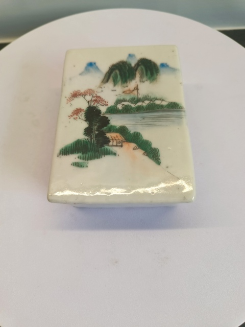 古玩陶瓷少見山水紋彩繪印泥盒拍賣,當(dāng)前價(jià)格2800元