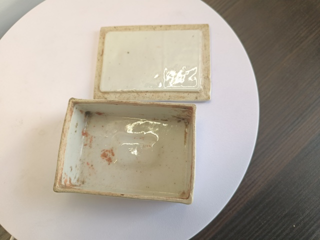 古玩陶瓷少見山水紋彩繪印泥盒拍賣,當(dāng)前價(jià)格2800元