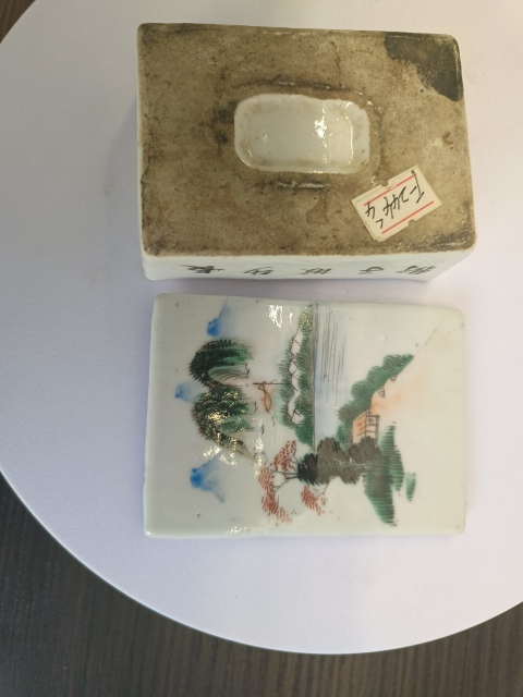 古玩陶瓷少見山水紋彩繪印泥盒拍賣,當(dāng)前價(jià)格2800元