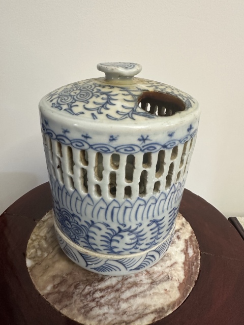 古玩陶瓷清中晚期·青花淡描花卉紋香薰拍賣，當前價格2000元