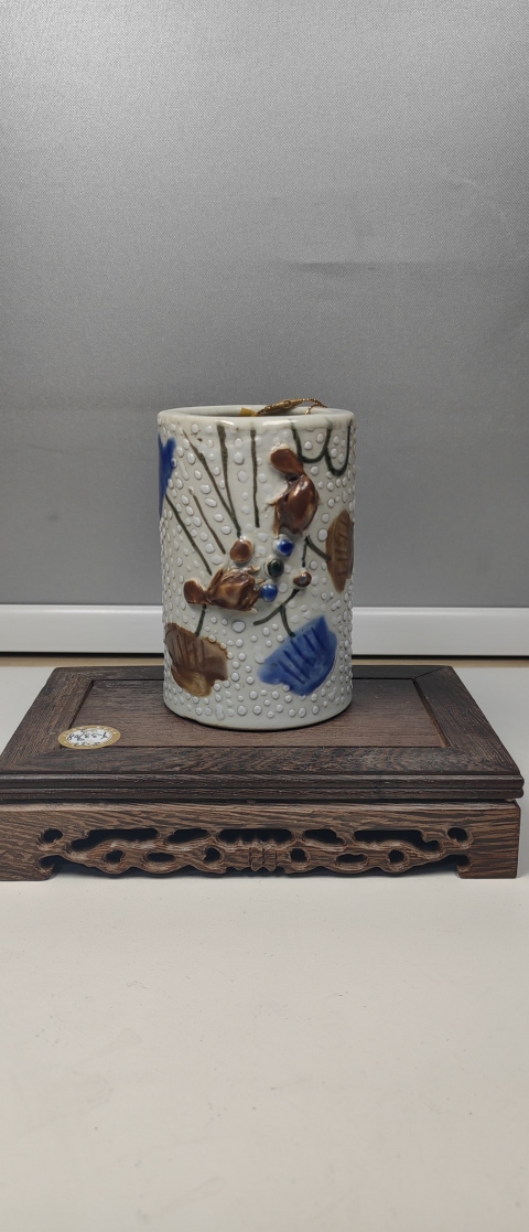 古玩陶瓷珍珠地貼塑松鼠葡萄紋筆筒拍賣，當前價格1800元