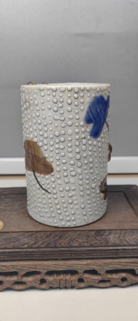 古玩陶瓷珍珠地貼塑松鼠葡萄紋筆筒拍賣，當前價格1800元