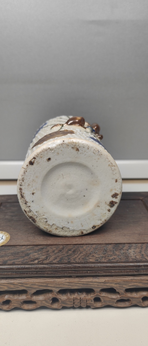 古玩陶瓷珍珠地貼塑松鼠葡萄紋筆筒拍賣，當前價格1800元