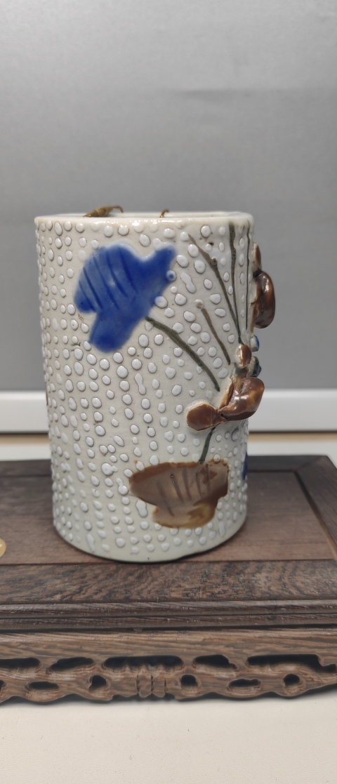 古玩陶瓷珍珠地貼塑松鼠葡萄紋筆筒拍賣，當前價格1800元