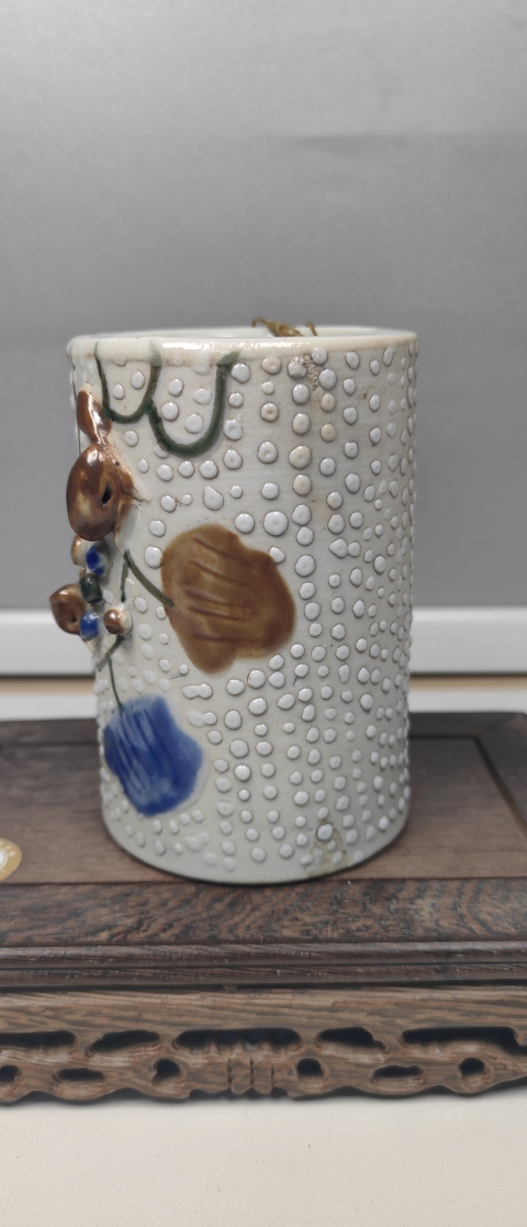 古玩陶瓷珍珠地貼塑松鼠葡萄紋筆筒拍賣，當前價格1800元