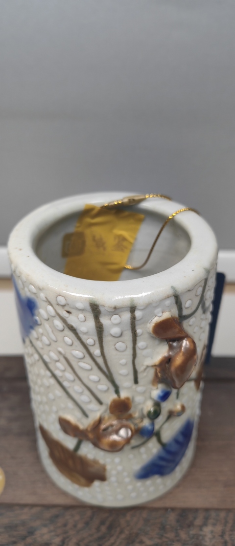 古玩陶瓷珍珠地貼塑松鼠葡萄紋筆筒拍賣，當前價格1800元