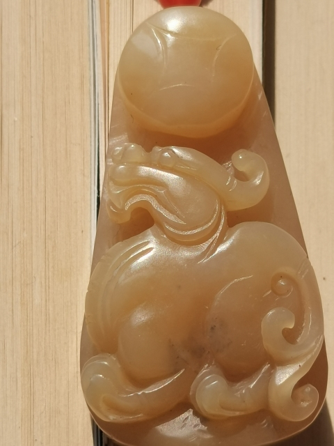 古玩玉器新疆和田玉雕“引龍進(jìn)寶”掛墜拍賣,當(dāng)前價(jià)格998元